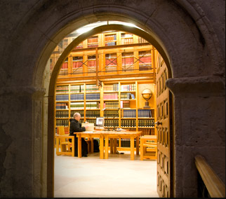 Biblioteca de Silos. Norberto sentado