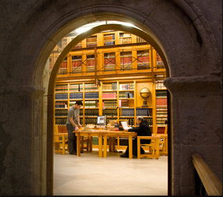 Biblioteca de Silos. Sentados